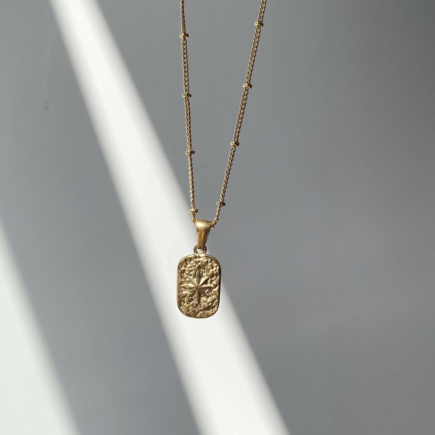 Vintage Gleam Necklace :: Waterproof collection
